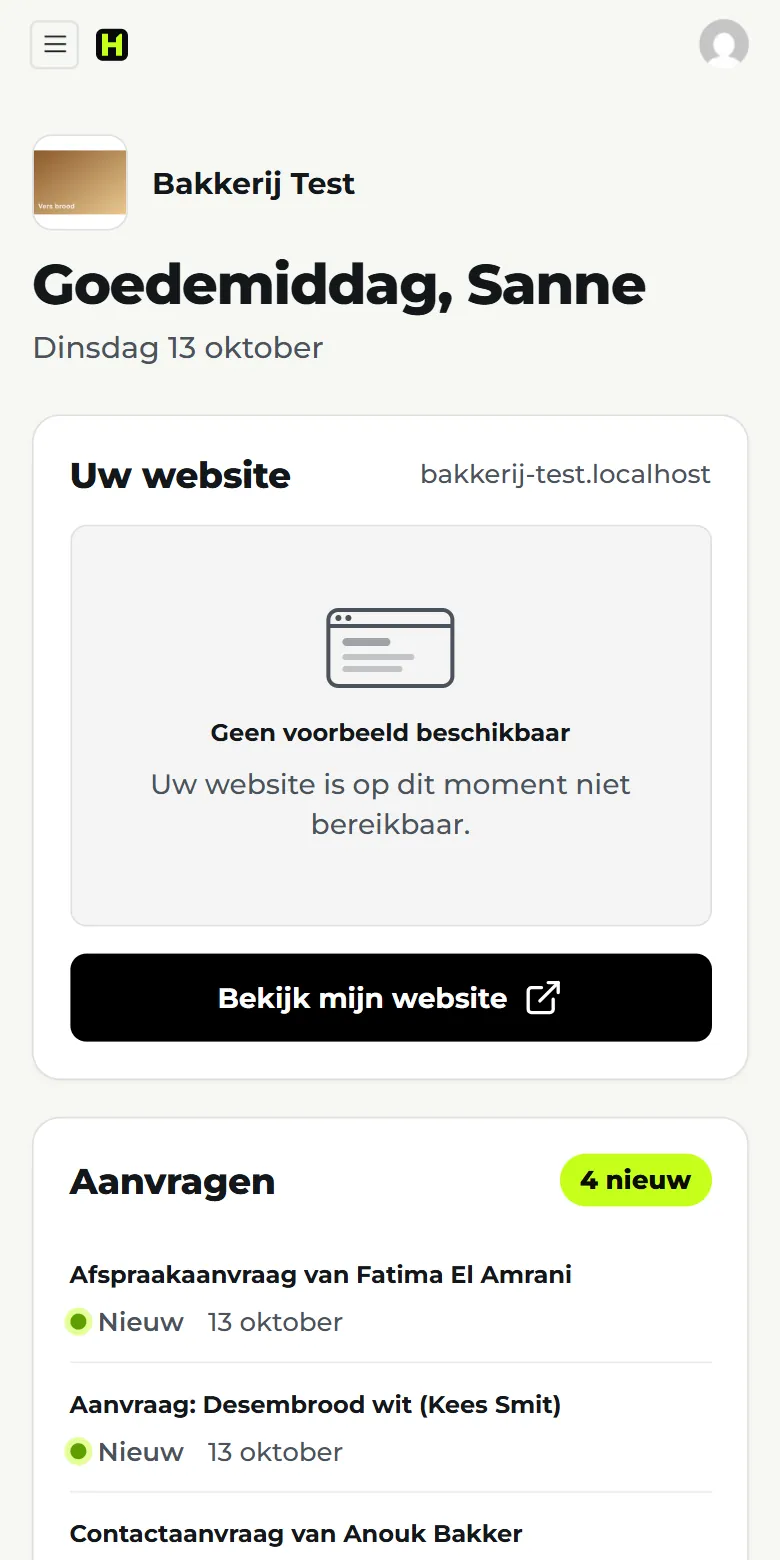 Het dashboard op een telefoon: een begroeting met de datum, een blok over de eigen website en de nieuwste aanvragen met het label 4 nieuw.